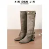 Botas de Caballero Retro Estilo Páramo Primavera 2026 con Borlas Tacón Grueso Hasta la Rodilla Botas Ceñidas Fruncidas a Media Pantorrilla Mujer