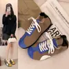 Novos Tênis Casuais da Moda de Cano Baixo Bloqueio de Cores Cadarço 2026 Sapatos que Aumentam a Altura Tênis de Treino Feminino Forrest Gump Outono Retro Board