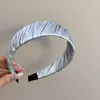 Faixa de Cabelo Plissada de Cor Sólida com Baixa Saturação e Textura Cetim para Mulheres com Coroa Alta, Faixa de Cabelo Larga com Borda Envolvida em Tecido