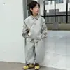 Conjunto de tres piezas con chaleco para niños, nueva colección Otoño 2026, camisa a cuadros estilo coreano, chaleco y pants deportivos para bebés y niños pequeños, atuendo de otoño para niños