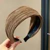 Nueva diadema de ala ancha 2026 para mujer, diseñada para levantar la línea del cabello y mantener el cabello en su lugar mientras te lavas la cara, con un estilo retro adecuado para otoño e invierno, y ofreciendo un aspecto sofisticado