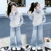 Conjunto de dos piezas estilo universitario para niños medianos y mayores: sudadera de manga larga y jeans de moda casual con estampado de estrellas, nueva colección primavera/otoño
