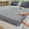 Falda de Cama de Felpa de Leche Pieza Única Más Terciopelo Grueso Peso Alto Color Sólido Estilo Ins Falda de Cama Rayada Juego de Tres Piezas Ropa de Cama