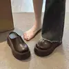 Chinelos Baotou Femininos para Uso Externo 2026 Outono/Inverno Novo Estilo Sapatos Mule Preguiçosos de Solado Grosso Aumentadores de Altura para Pessoas Baixas Sapatos Individuais Birkenstock