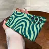 Funda de teléfono con estampado de patrón de onda fluida bicolor verde adecuada para Samsung 22+/S23 Ultra, funda rígida tipo película delgada y ligera