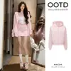Conjunto deportivo rosa con falda corta para mujer, nuevo estilo de otoño para mujeres petite, hermoso conjunto de principios de otoño, chaqueta tipo sudadera Jimo estilo coreano
