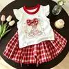 Conjunto de verano dulce de dibujos animados transfronterizo europeo y americano para niños con mangas volantes, falda de cuadros de oso de dibujos animados, conjunto dulce