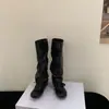 Novas Botas Quadradas Vintage Amassadas Outono/Inverno 2026 com Aumento Interno de Altura de 4CM, Botas de Cano Médio de Nicho, Botas de Salto Plataforma de Uso Duplo