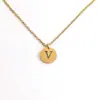 Collar con Colgante de Alfabeto de Acero Inoxidable 26 Letras, Cadena para Clavícula, Pieza Redonda Chapada al Vacío en Oro de 18 Quilates, Colgante de Acero de Titanio de Moda, Superventas Transfronterizo