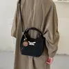 Bolso cruzado de alta gama pequeño para mujer, nuevo, retro, de nicho, tipo cubo para commuting, elegante, de un solo hombro, cruzado, moderno