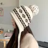 Chapéu de tricô Fair Isle para afinar o rosto, estilo coreano, para mulheres, novo estilo outono e inverno, quente, forrado com fleece, com pompom, protege as orelhas, estilo chapéu Lei Feng