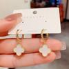 Pendientes elegantes simples de trébol estilo coreano para mujer, hebilla de oreja, diseño de nicho, sentido del diseño, joyería para la oreja de celebridad de internet, pendientes versátiles de personalidad