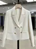 Blazer cruzado de Amazon europeo y americano color blanco roto, corto, corte ajustado, doble botonadura, botón dorado, para mujer