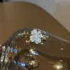 Anel Giratório Super Brilhante de Flor de Quatro Folhas 2026 Novo Estilo Quente Fashionável Versátil Exquisito de Alta Qualidade Flor de Diamante Inteiro Joia