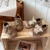 Tênis de treinamento alemão estilo coreano para meninas com estampa de leopardo, novos sapatos casuais de outono 2026 para meninas com velcro, sola macia, modernos