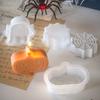 Una variedad de moldes de silicona para velas de Halloween, moldes de resina con pegamento para gotas de resina, moldes para velas con pegamento para gotas de calavera y calabaza fantasma.