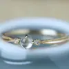 Anillo Redondo Incrustado de Calcedonia Imitación Vidrio Luna Blanca, Estilo Lujo Ligero, Joyería Simple y Versátil, Accesorio de Mano con Diseño de Nicho