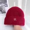 Gorro de Lana Cálido de Moda con Letra Bordada para Mujer Invierno Versátil Informal Gorro de Punto a Crochet a Prueba de Frío a Prueba de Viento Gorro de Poner Gorro Frío