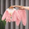 Ropa de primavera para niñas, traje de tres piezas con bolso de conejo, estilo occidental, ropa para 2 niños, ropa de moda para niños, traje de bebé de primavera y otoño de 1 año