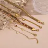 Moda europeia e americana nicho elegante pulseira retrô aço inoxidável banhado a ouro 18K pulseira de três camadas com microincrustação de flor de coração de pêssego para mulheres