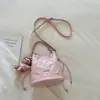 Bolso de mujer de moda 2026 nuevo modelo versátil estilo Chanel con cadena bolso de cubo acolchado para mujer bolso cruzado casual