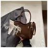 Bolsa pequena popular de textura tecida transfronteiriça, novo estilo feminino, bolsa de balde coreana de nicho para o dia a dia, bolsa versátil para uso externo, de ombro único, transversal