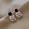 Aretes de Botón Geométricos Huecos Marrones con Perlas de Imitación para Mujer, Nuevos Pendientes Populares de Gama Alta 2026 para Mujer, Accesorios para Orejas Otoño/Invierno
