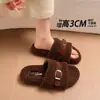 Pantufas super estilosas de lã de cordeiro para mulheres, adequadas para usar ao ar livre, novo estilo outono/inverno, fashion e versáteis, com sola grossa e um design simples de uma tira.