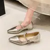Sapatos femininos de bico fino com salto grosso estilo francês, novo estilo fada outono 2026, adequados para combinar com saias, com tira de strass, sapatos Mary Jane