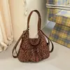 Bolsa transversal feminina 2026 nova tendência outono vintage nicho estampa de leopardo para ir ao trabalho bolsa de ombro única mochila de grande capacidade