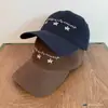 Gorra de Béisbol Bordada con Tres Flores Coreanas y Visera Ancha, Adelgazante, Versátil Casual, Gorra Tipo Pico de Algodón Puro para Estudiantes y Parejas
