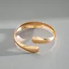 Pulseira Aberta Cruzada em Forma de Gota de Água com Acabamento Metálico Brilhante, Estilo Europeu e Americano, Pulseira com Design de Moda Vintage, Joia de Mão de Nicho de Alta Qualidade