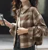Camisa corta de manga larga a cuadros sueltos cepillados retro, nueva para principios de primavera, para figuras petite, adecuada para primavera y otoño.