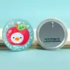 Insignia de hojalata de tela de dibujos animados personalizada con cadena de cuentas bordadas, broche bidimensional lavable, mercancía