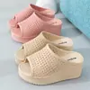 Chinelos de salto alto femininos de verão com sola grossa para casa estilo coreano sandálias de cunha da moda sapatos com furos antiderrapantes para banheiro respiráveis para uso externo