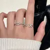 Anillo exquisito y delicado con incrustaciones de diamantes, con un aire exclusivo y de alta gama, adecuado para estudiantes mujeres, con un sencillo diseño de mariposa y corazón, perfecto para apilar o como anillo de pareja de estilo abierto.
