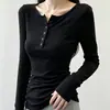 Camiseta feminina moderna de manga comprida com colarinho semiaberto e botões, corte justo, adequada para primavera, outono e inverno, simples e estilosa