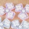 Pasta de diamantes de imitación de perla no tejida Zhaoshun, figura de diamantes de imitación de trébol de color, joyería, decoración de sombreros, figura terminada con diamantes de imitación