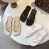 Chinelos de bico quadrado para mulheres, sapatos de verão para viagens ao ar livre, com sola macia, antiderrapantes, sandálias douradas para uso externo na praia