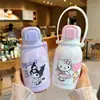 Botella de agua térmica infantil Sanrio, gran capacidad, diseñada para uso escolar, vaso con popote portátil, perfecto como regalo para niñas y estudiantes de primaria