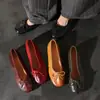 Primeira Camada Couro Bovino Lavado Bico Redondo Mocassins Feminino 2026 Outono Novo Estilo Laço Sapatos Planos Boca Rasa Vermelho Sapatos Femininos