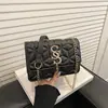 Bolso texturizado al por mayor para mujer, nuevo modelo primavera 2026, bolso de hombro acolchado con flecos, bolso cruzado con cadena