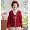 Nova moda maternidade estilo chinês para o outono: um conjunto de duas peças de tricô, um top vermelho bordado para mulheres de meia-idade e idosas, moderno e rejuvenescedor