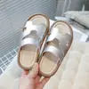 Pantuflas Infantiles 2026 Verano Estilo Coreano Niñas Color Sólido Huecas Slip-On Zapatos de Playa Bebé Suaves con Suela de Goma Sandalias para el Hogar