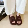 Chinelos fofos de sola grossa para mulheres, projetados para uso externo, com um elegante padrão cruzado e forro de algodão felpudo, nova coleção outono/inverno 2026