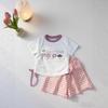 2025 Roupa de Bebê Menina Fina Doce Fofa Top Xadrez Manga Curta Desenho Animado Verão Fofa Conjunto de Duas Peças