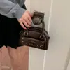 Bolso de lujo estilo commuter para mujer, 2026, diseño retro de cuadrado pequeño, nuevo bolso cruzado con textura de cuero encerado y detalles de remaches únicos