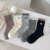 Meias Novas de Outono e Inverno para Mulheres Estilo Coreano Ins Algodão Bolinhas Bordado Laço Meias de Cano Médio Versáteis Tendência para Mulheres