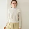 Suéter grueso de cachemira pura con cuello semi-alto de siete agujas, un tejido cálido y cómodo, de corte holgado, casual, versátil y perfecto como prenda base.