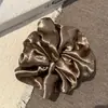 Scrunchie de Cetim Perolado Coreano com Strass, Suave e Elegante para Rabo de Cavalo e Coque, Acessório de Cabelo